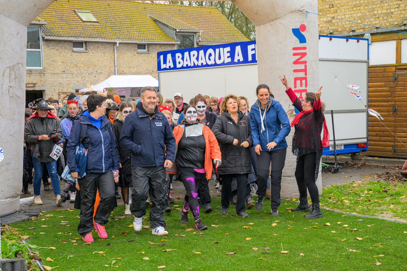 Personnes déguisaient au départ de la Moon Walk, la marche de 5km