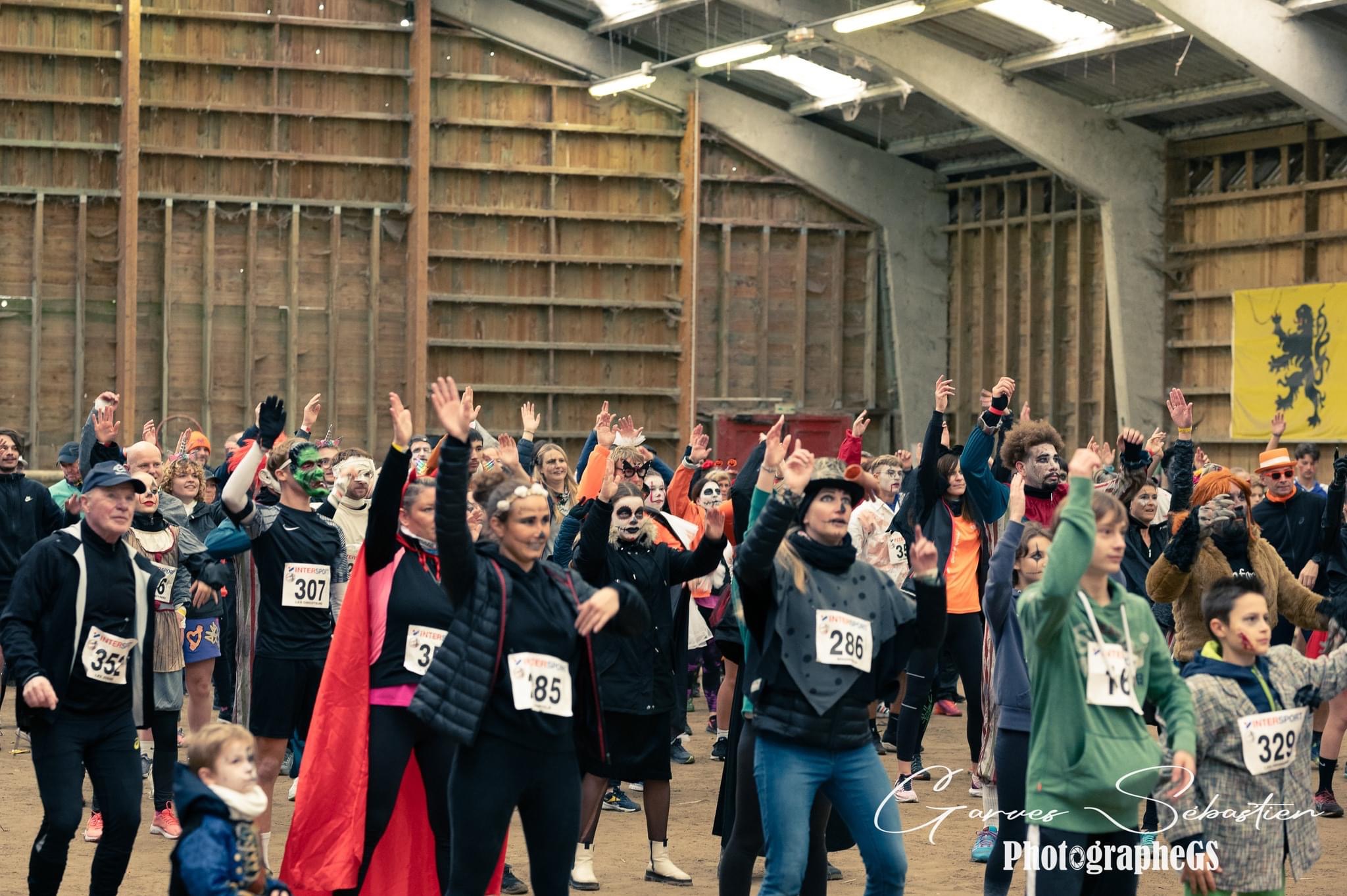 Image des personnes qui s'échauffent à la Monsters run